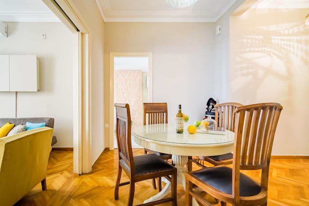 Emporikon Apartment Steps From Historic Center Athen Exterior foto