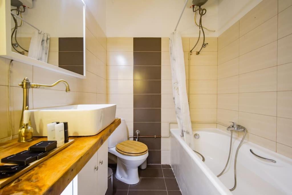 Emporikon Apartment Steps From Historic Center Athen Exterior foto