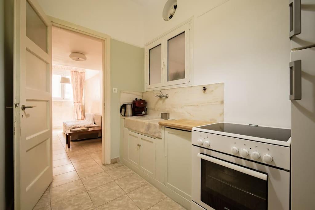 Emporikon Apartment Steps From Historic Center Athen Exterior foto